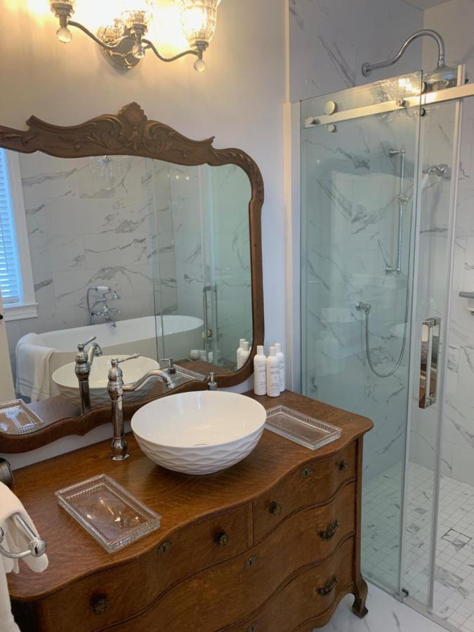 The Red House Fredericton Bed & Breakfast エクステリア 写真