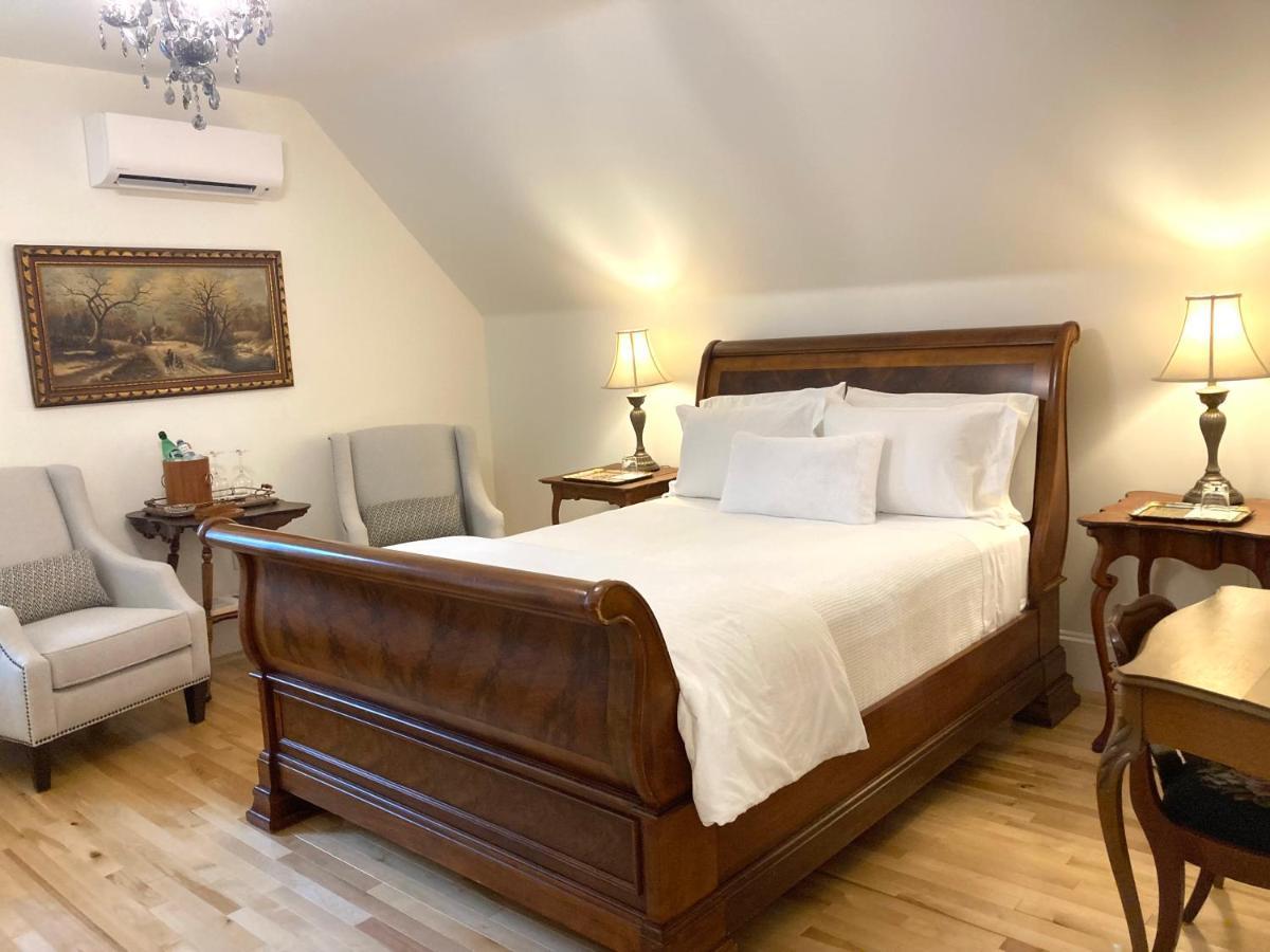 The Red House Fredericton Bed & Breakfast エクステリア 写真