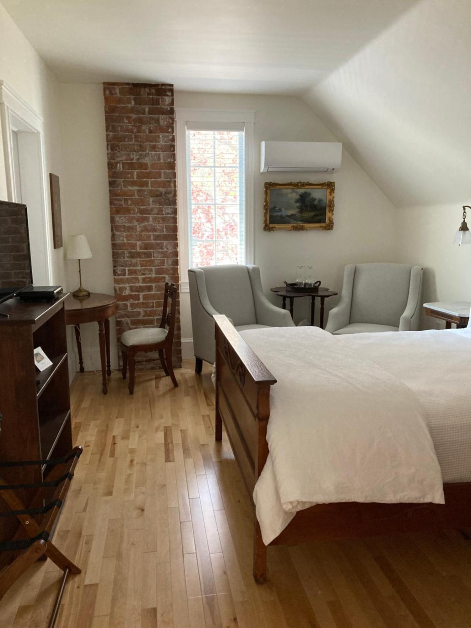 The Red House Fredericton Bed & Breakfast エクステリア 写真